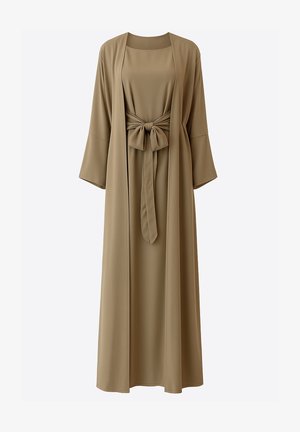 Lange olijfgroene jurk van gladde stof met een ceintuur in de taille en wijde mouwen. Heeft een eenvoudig, vloeiend ontwerp.