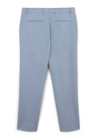 Pantaloni azzurri chiari con una texture liscia, dotati di un taglio dritto, passanti per cintura e due tasche posteriori con cuciture semplici.