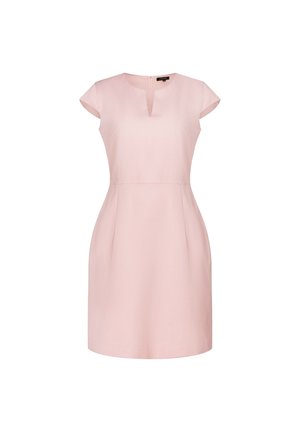 Vestido rosa claro, de manga corta, hasta la rodilla, con cintura entallada y pequeño corte en V en el escote, sobre fondo blanco.