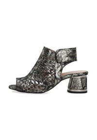 Offene Zehen-Absatzschuhe mit einem silbernen Schlangenprint-Design, Ausschnitten und einem Blockabsatz. Das Material wirkt strukturiert und glänzend.