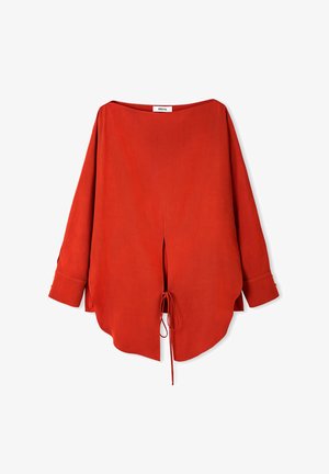 Blouse rouge ample en tissu doux. Dotée d'un col large, de manches longues, d'ouvertures latérales et d'un détail à nouer à l'ourlet.