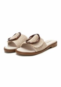 Sandali beige intrecciati con una parte superiore testurizzata e accenti in pelle marrone sui bordi. Design open-toe con suola piatta e soletta morbida.