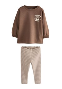Brun sweatshirt med puffede ærmer og "Bonjour Today" grafik, kombineret med beige og brune stribede leggings. Begge dele er i blødt stof.