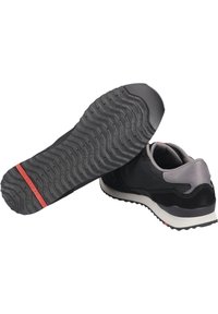 Schwarze Sportschuhe mit einer strukturierten schwarzen Sohle und roten Akzenten. Synthetisches Obermaterial mit grauen Akzenten und einem robusten Design.