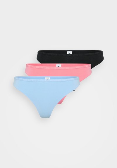 Drei Paar Damen-Tangas in Schwarz, Rosa und Hellblau. Hergestellt aus weichem Stoff mit breiten Taillenbündchen und minimalistischem Design.