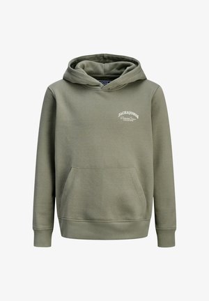 Sudadera con capucha de color verde oliva hecha de tela suave, con un bolsillo delantero, puños acanalados y capucha con cordón. Presenta un logo blanco en el pecho.