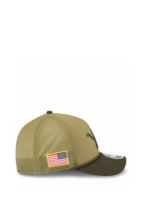 Grüne, strukturierte Kappe mit gebogenem Schirm, die ein schwarzes Logo und ein aufgesticktes amerikanisches Flaggenabzeichen an der Seite trägt. Mesh-Rücken-Design.