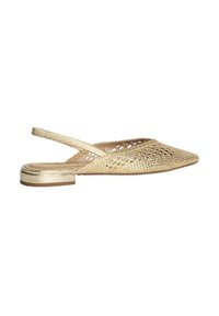 Zapato slingback de punta afilada en dorado, con textura tejida, suela plana y una correa delgada en el talón. Perforaciones detalladas en toda su superficie.