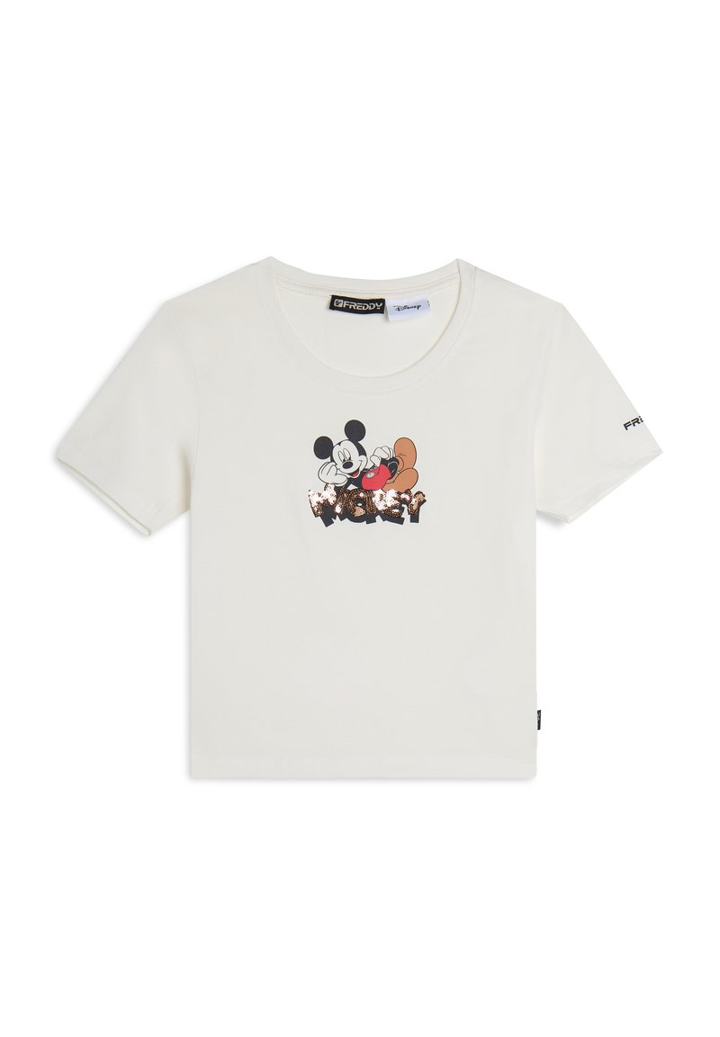 Camiseta blanca de algodón con un gráfico de Mickey Mouse y un personaje sosteniendo un corazón rojo. Manga corta y escote redondo.