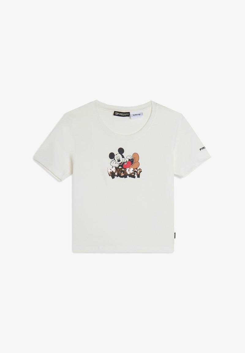 Camiseta blanca de algodón con un gráfico de Mickey Mouse y un personaje sosteniendo un corazón rojo. Manga corta y escote redondo.
