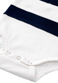 Witte baby-bodysuit met marineblauwe horizontale strepen. Zacht katoenen materiaal, met drukknoopsluiting aan de onderkant voor gemakkelijk aankleden.