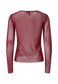 Långärmad topp i genomskinlig bordeauxfärgad tyg med rund halsringning och en bakre stängning. Mjuk textur med subtila draperingsdetaljer.