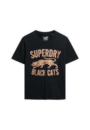 T-shirt nera in cotone con una grafica metallica dorata di un leone e il testo "SUPERDRY BLACK CATS". Maniche corte e scollatura rotonda.