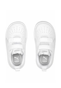 Białe sneakersy z perforowaną skórzaną cholewką, paskami na rzepy, wyściółką z pianki na kołnierzu oraz kontrastującą szaro-skalową podszewką. Posiadają logo Puma na języku.