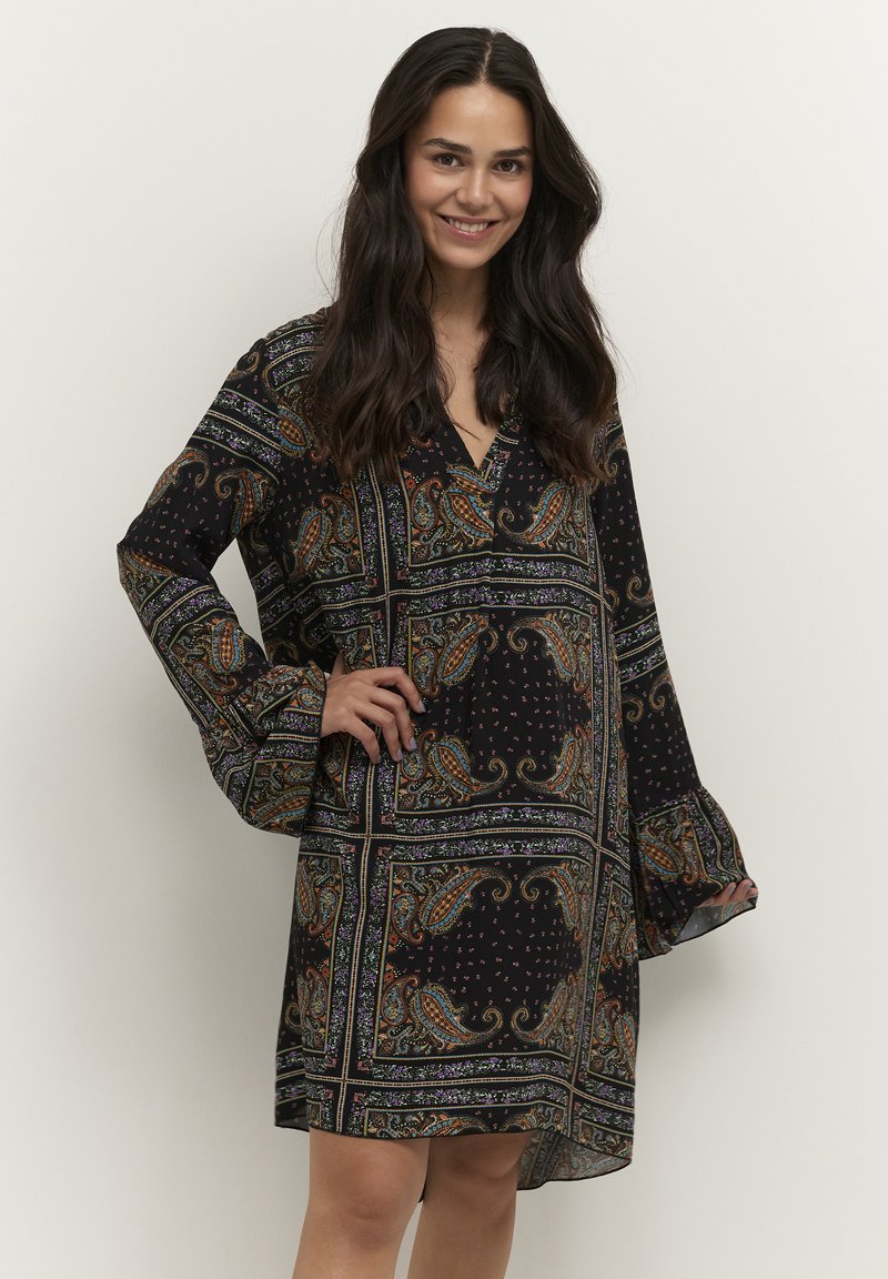 Cream CRALORA SHORT Day dress black bandana paisley/black Zalando.de