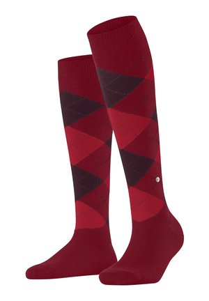 Een paar kniehoge sokken met een rood en donkerrood ruitpatroon, geribbelde boorden en gladde tenen.