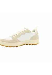 Sneaker beige e bianco con tomaia in suede e tela, lacci, suola testurizzata e suola in gomma color gomma a contrasto.