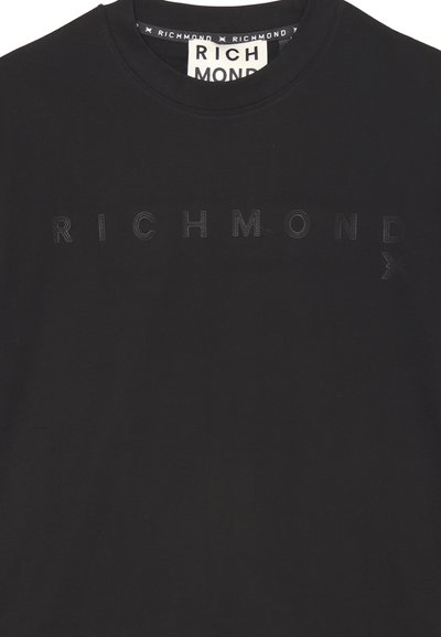 T-shirt di cotone nero con colletto rotondo, caratterizzato da lettering in rilievo 'RICHMOND' sul petto e una texture semplice e liscia.