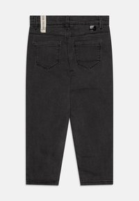 Pantalones cortos de mezclilla negra con un diseño de pierna recta, dos bolsillos traseros y una etiqueta cosida en la cintura. Textura suave con un desvanecimiento mínimo.