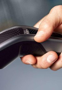Ergonomische zwarte computermuis met een textuurgrip, een gebogen vorm en tactiele knoppen. Heeft een klein display met cijfers aan de zijkant.