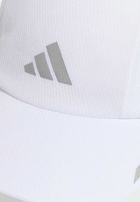 Cappello bianco in tessuto testurizzato con logo Adidas grigio e tre strisce diagonali. Il design è semplice e moderno.