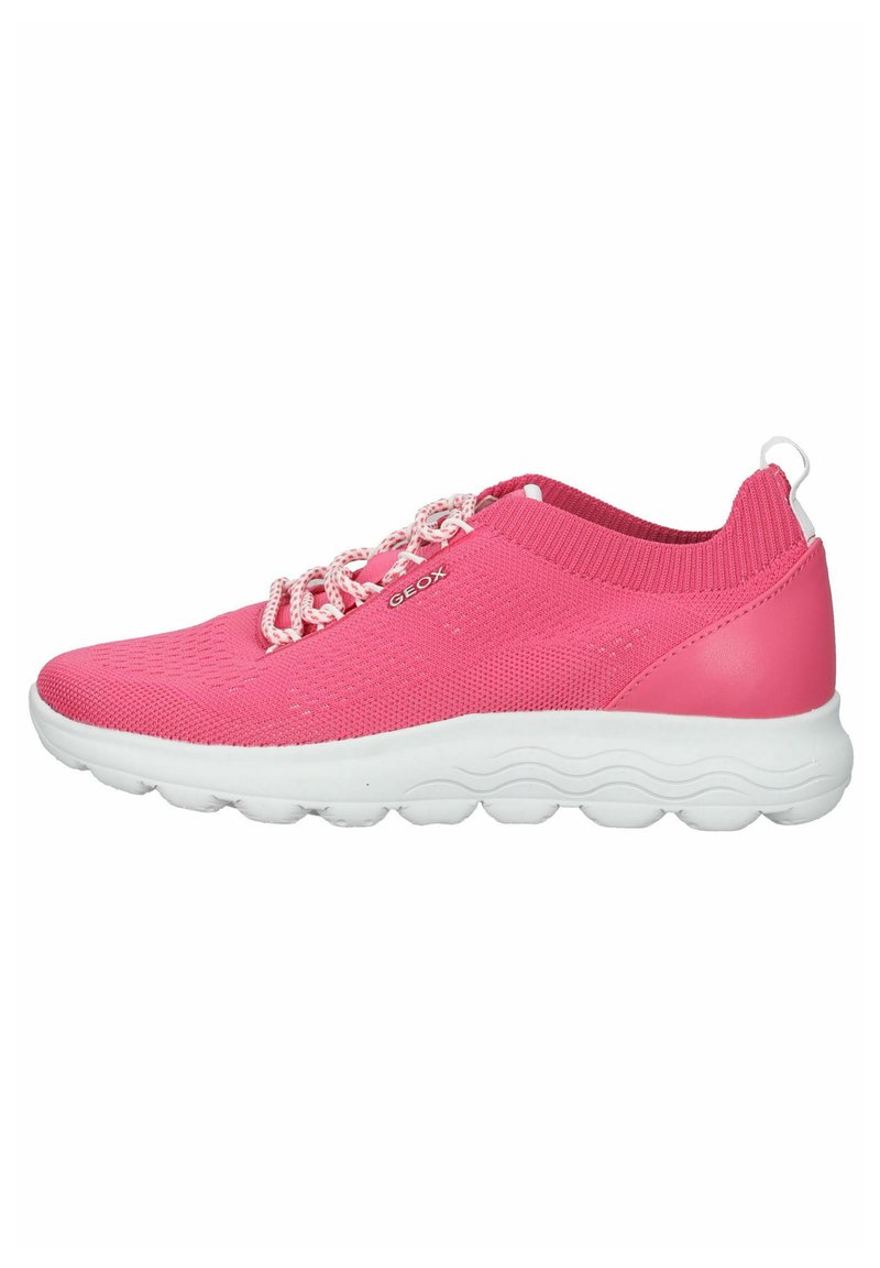 Baskets roses avec une tige en tricot respirant, semelle en caoutchouc blanche et détails texturés. Présente un col semblable à une chaussette et des lacets contrastants.