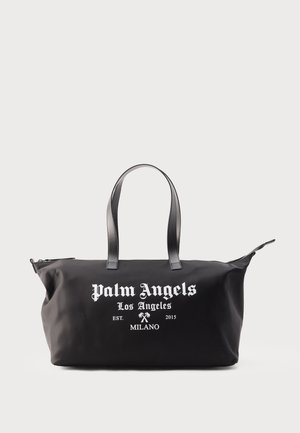 Čierna taška Palm Angels typu tote s dvojitými rukoväťami, bielym logom a zipsovým uzáverom hore, zobrazená na bielom pozadí.