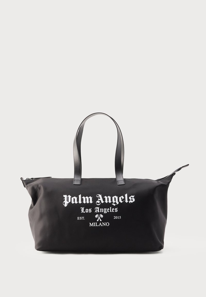 Μαύρη τσάντα tote Palm Angels με διπλές λαβές, λευκό λογότυπο και φερμουάρ στο επάνω μέρος, απεικονισμένη σε λευκό φόντο.
