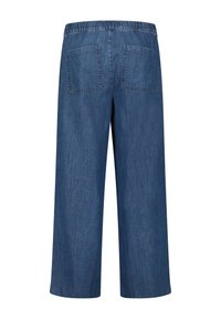 Pantalon en denim bleu à jambes larges avec taille élastique et deux poches carrées à l'arrière.