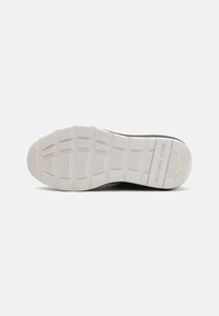 Michael Kors TREVOR TRAINER - Športni copati - black/optic white