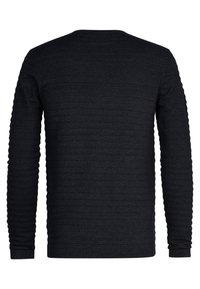 Pull en tricot à manches longues gris anthracite avec une texture côtelée discrète et un col rond, des poignets ajustés et un ourlet droit.