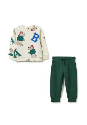 Ensemble deux pièces comprenant un sweatshirt crème avec des graphiques d'ours et des accents en lettres, associé à un jogging vert à bande élastique.