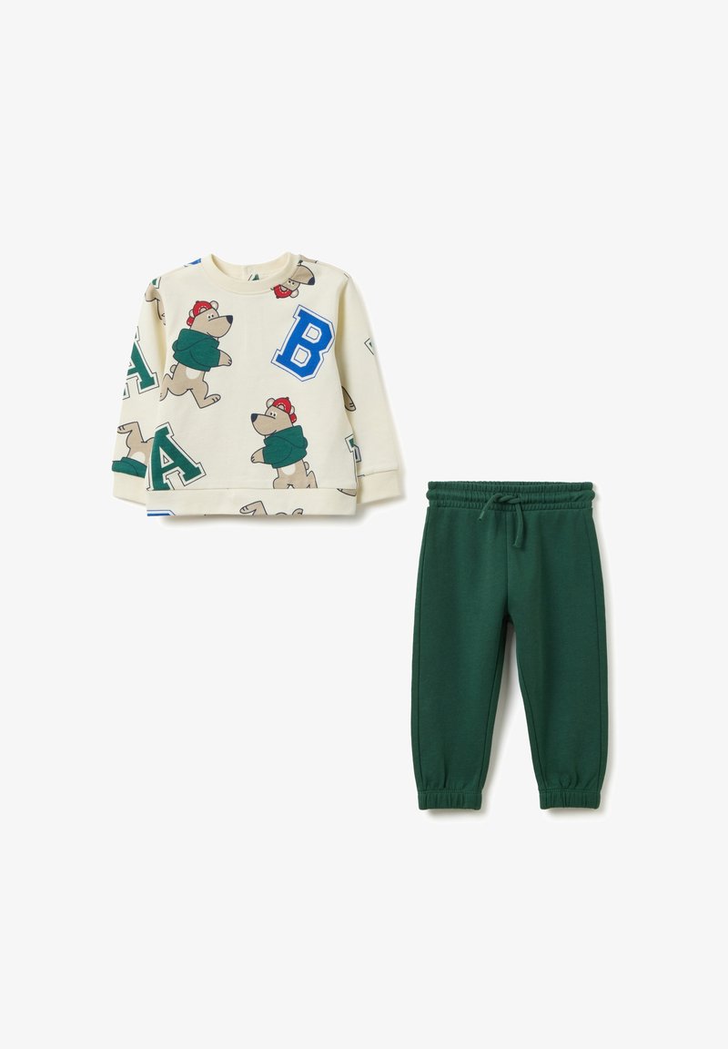Ensemble deux pièces comprenant un sweatshirt crème avec des graphiques d'ours et des accents en lettres, associé à un jogging vert à bande élastique.
