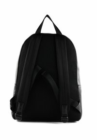 Zaino nero con un retro in rete testurizzata, lati in pelle liscia, spallacci regolabili e una maniglia superiore per il trasporto.
