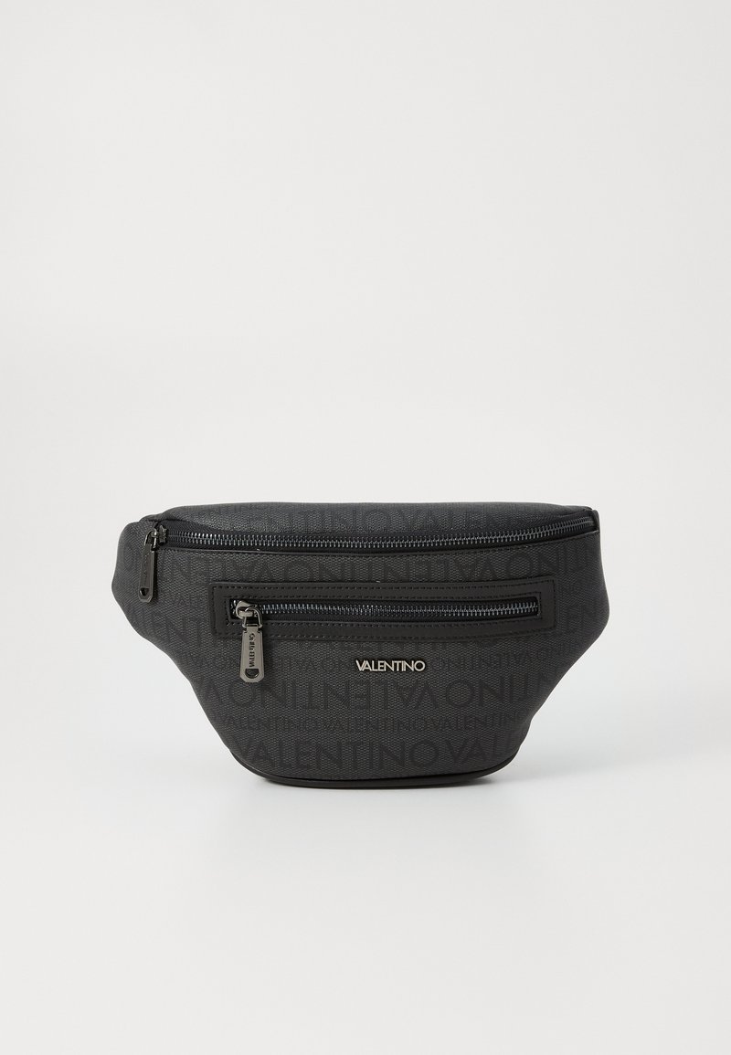 Marsupio nero realizzato in tessuto testurizzato, caratterizzato da un motivo logo in sovrapposizione, una tasca frontale con zip e dettagli in metallo dorato.