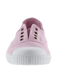 Scarpe slip-on in tela rosa con suola in gomma bianca, dotate di numerosi occhielli metallici e un bordo cucito lungo il margine.