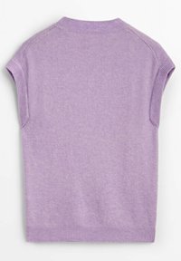 Pull sans manches lavande avec un col et un ourlet côtelés. Tissu doux et texturé avec une finition lisse, offrant une coupe décontractée.