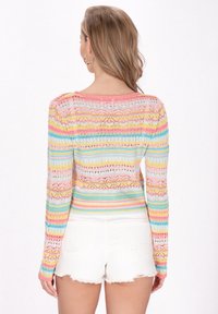 Pulover tricotat cu mâneci lungi, având un model rayé multicolor în nuanțe de roz, galben, albastru și alb, texturat cu detalii de țesătură deschisă.