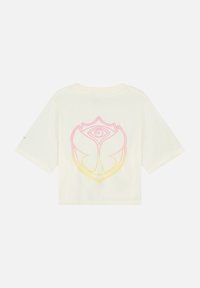 Verschoten wit t-shirt met korte mouwen. De achterkant heeft een gradient ontwerp in roze en geel, met een gestileerd bloem- en oogmotief.