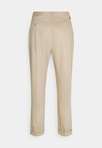 Pantalon beige longueur cheville avec ourlets retroussés, poche arrière passepoilée fermée par un bouton, et ceinture avec passants, présenté de dos sur fond blanc.