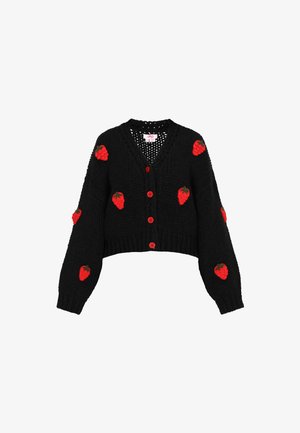 Sort chunky strik cardigan med røde knapper og røde hindbær-applikationer spredt på foran og ærmerne, med V-udskæring og lange ærmer.