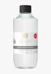Klart glassflaske med svart kapsel, merket "White Basil Home Perfume Refill," som inneholder 13,5 fl oz. Har et hvitt og grått design.