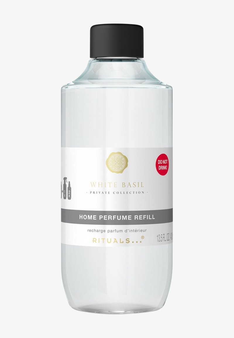 Klart glassflaske med svart kapsel, merket "White Basil Home Perfume Refill," som inneholder 13,5 fl oz. Har et hvitt og grått design.