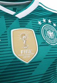 Vihreä jalkapallopaita, jossa valkoinen kontrastikaulus, teksturoitu kuvio, kirjailtu FIFA:n jalkapallon MM-kisat 2014 -logo ja Saksan jalkapalloliiton merkki.