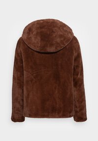 Veste en fausse fourrure marron avec une grande capuche arrondie, texture douce et manches longues ; sans fermetures ni motifs visibles.