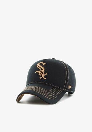 Cappello da baseball nero con cuciture beige e logo "Sox" beige sul davanti, piccolo logo "47" sul lato.
