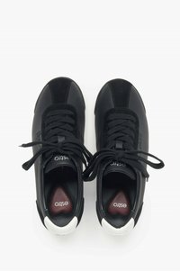 Czarne sneakersy z mieszanką skóry i zamszu, okrągły czubek, sznurowany design, subtelne logo, czerwone i białe akcenty wewnętrznej pięty.