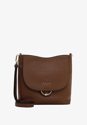Borsa a tracolla in pelle marrone con texture, chiusura a pattina e dettaglio ad anello in metallo dorato, tracolla regolabile attaccata sul lato sinistro.