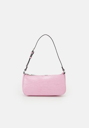 Petit sac à main rectangulaire rose avec surface texturée et fine bandoulière noire ajustable sur fond blanc.