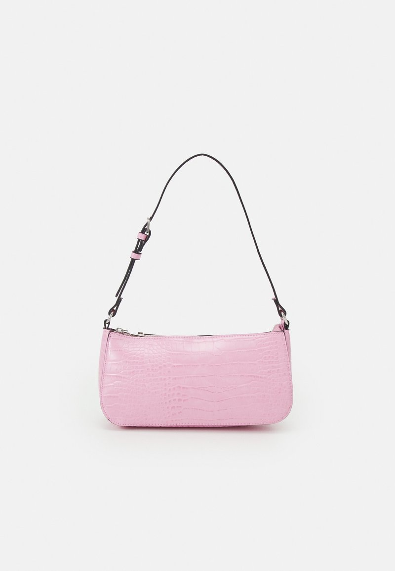 Petit sac à main rectangulaire rose avec surface texturée et fine bandoulière noire ajustable sur fond blanc.